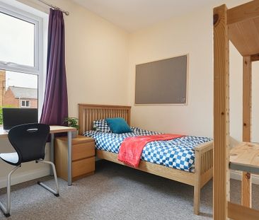 4 bedroom property with 2 bathrooms - Photo 4