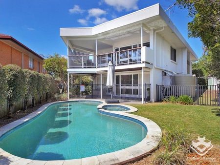 4 Bedroom Home. Immaculate Elevated Family Home - Photo 2