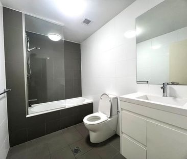 Stylish Two-Bedroom Apartment in Prime Location - Photo 2