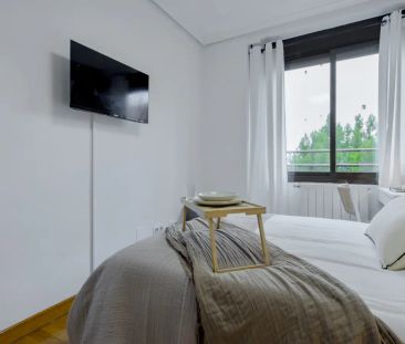 Room in a shared 5-bedroom apartment for rent in Almendrales. - Foto 1