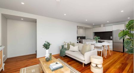 Modern Two Bedroom, Two Bathroom Townhouse - Photo 4