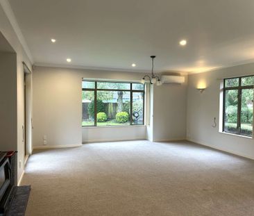 Large Executive Home - Photo 3
