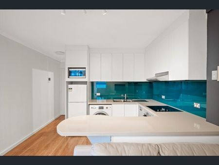 Modern Light-Filled Studio in Prime Surry Hills Location - Photo 2