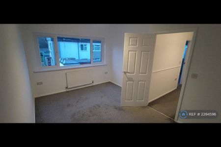 2 bedroom end of terrace house to rent - Photo 5