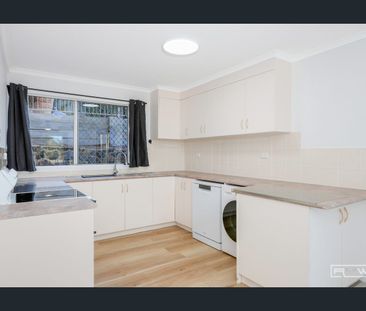 Fully Furnished 2 Bed Unit - Internet & Water Included! - Photo 1