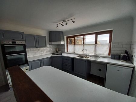 Detached 4 bed bungalow with working from home potential to let in Carterton - Photo 3