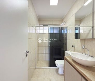 Apartamento com 2 quartos e 65m² para alugar em Passo da Areia, Por... - Foto 1