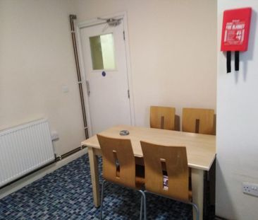 1 bedroom in a flat share to rent - Photo 1