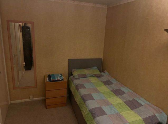 1 bedroom in a house share to rent - Photo 1