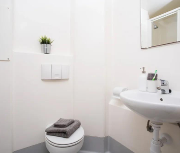 1 bedroom in a flat share to rent - Photo 5
