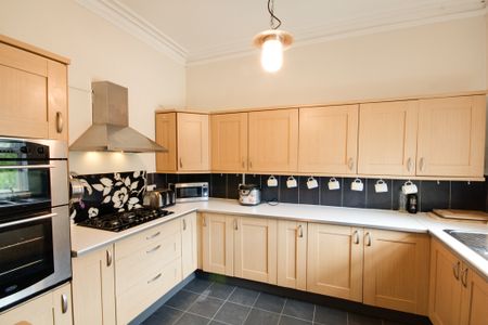 Designer Room | 5 Mins to MediaCity 💚 Room 2 - Double - Photo 5