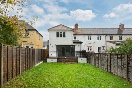 A newly refurbished three bedroom property combining generous living dimensions, an exceptional internal specification, driveway and private garden. - Photo 2