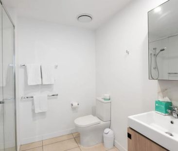 Modern Apartment with City Views in Prime South Brisbane Location - Photo 6