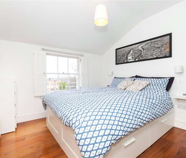 A lovely top floor one bedroom apartment in a period conversion in Arundel Square. - Photo 1