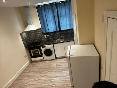 Studio Flat, Station Road, NW10 - Photo 3