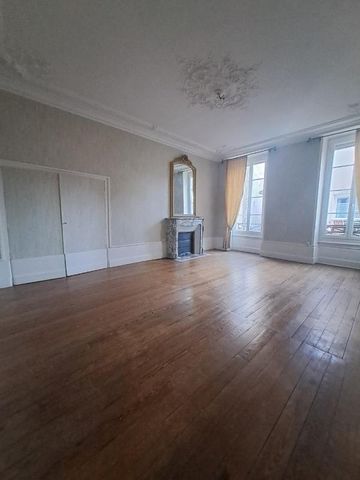 BEL APPARTEMENT TYPE HAUSSMANIEN COEUR DE VILLE - Photo 3