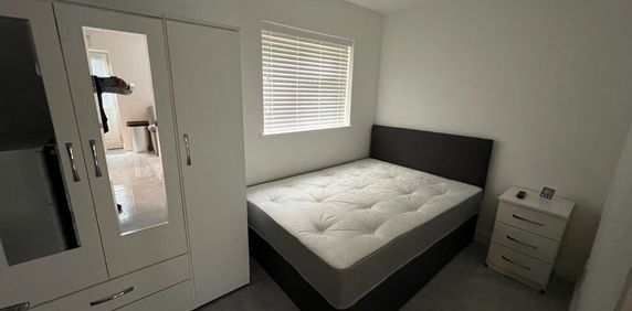 1 Bed Flat, College Park Drive, BS10 - Photo 2