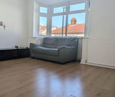 Room in a Shared House, Gresham Road, E16 - Photo 1