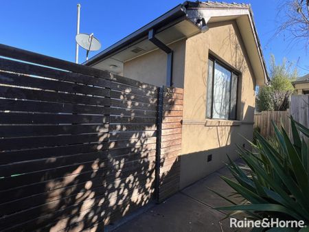 Spacious one bedroom unit - Photo 4