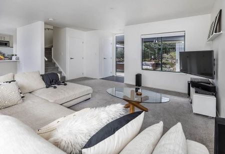 Modern Townhouse with Private Garden – Remuera - Photo 2