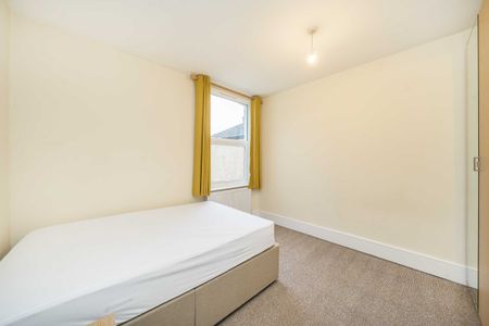 Pitcairn Road, CR4, London - Photo 5