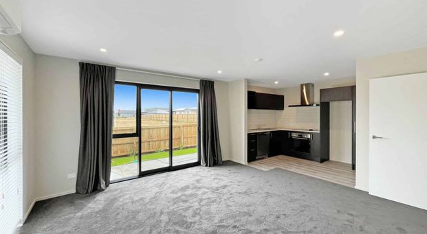 WOODEND - TWO BEDROOMS, SINGLE GARAGE - Photo 1