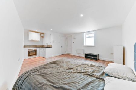 End of terrace house to rent - Photo 2