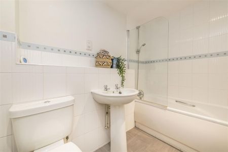 1 bed Flat To Let - Photo 5