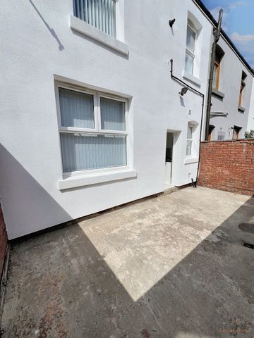3 Bedroom Mid-Terraced, 126 Dacy Road, Liverpool - Photo 2