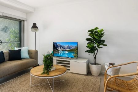 Modern Coastal Living – Spacious Apartment in Prime Location - Photo 3