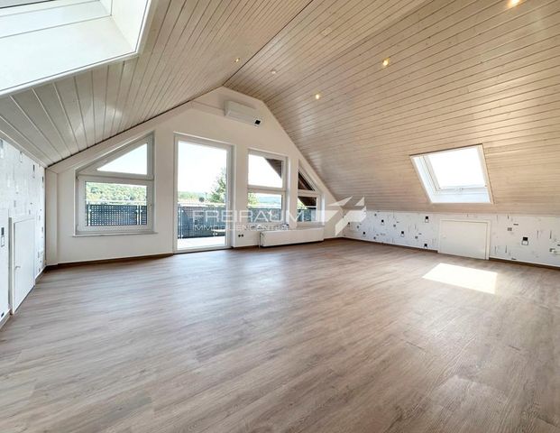 FREIRAUM4 +++ Geräumige Dachgeschosswohnung mit Balkon und Aussicht ! - Photo 1