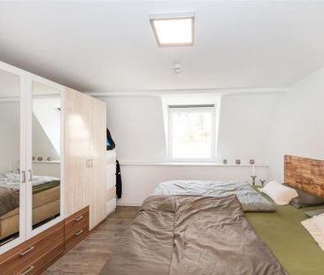 Stilvolle 2-ZKB im Dachgeschoss mit Einbauküche und Balkon - Photo 6