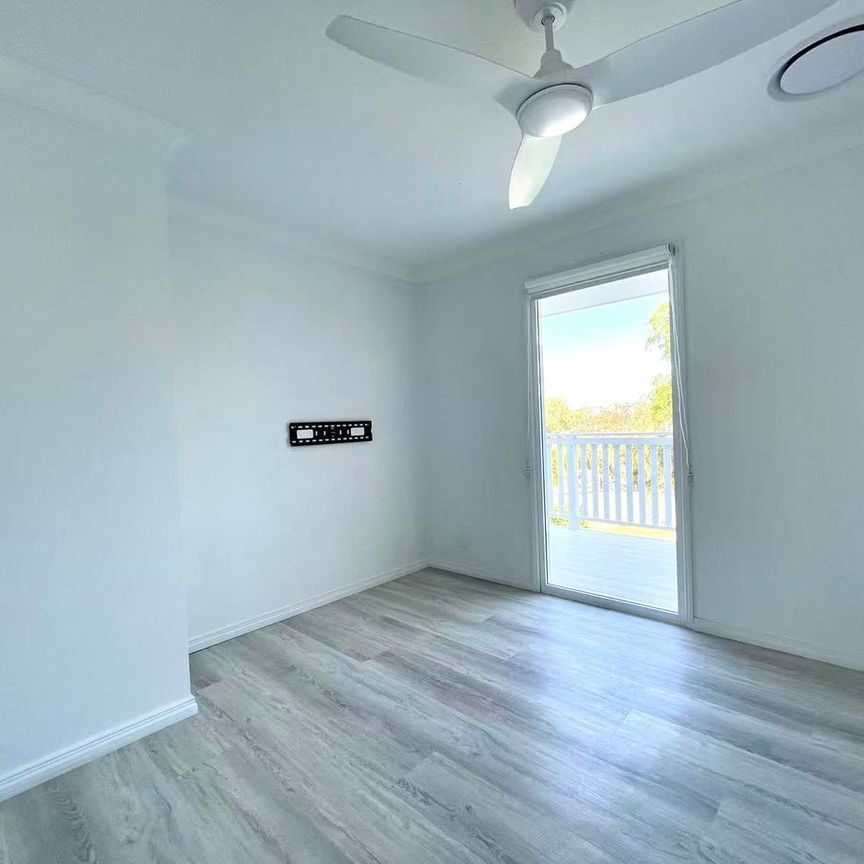 Morden Renovated House in Helensvale - Photo 1