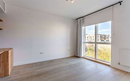 Spacious three-level town house with garage and off-street parking - Photo 5