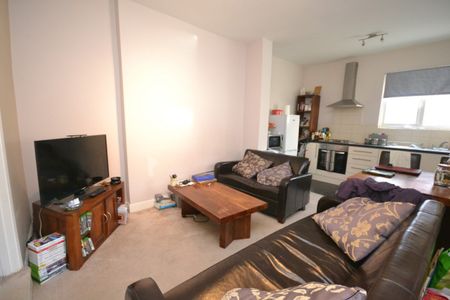 2 bed Flat for Rent - Photo 5