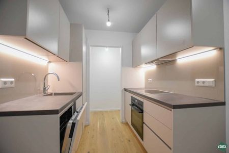 Erstbezug nach Sanierung: Schöne 2 Zimmer-Wohnung mit Loggia und Top-Anbindung - Photo 2