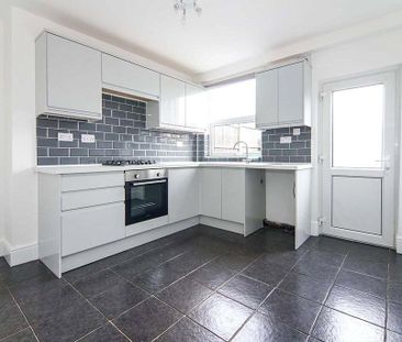 2 bedroom end of terrace house to rent - Photo 2