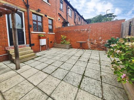 2 bedroom end of terrace house to rent - Photo 5