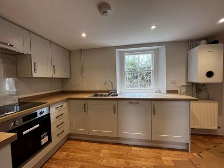 Charming 2 Bed Semi-Detached Cottage in Atworth - Photo 4