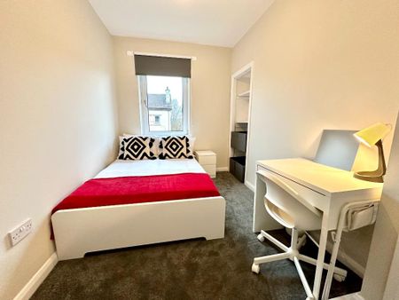 4 bedroom flat to rent - Photo 4