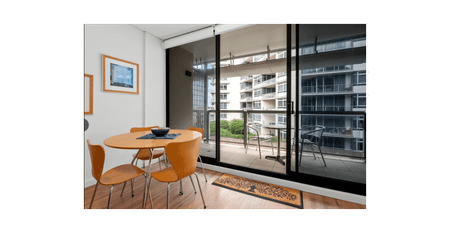 Stylish 1 Bedroom Apartment with Parking in the Heart of Sydney CBD - Photo 3