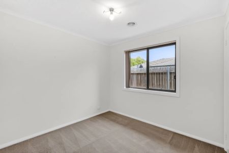 Single level , spacious townhouse - Photo 5