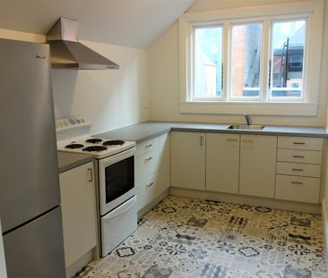 Upstairs apartment in the city with a carpark - Photo 3