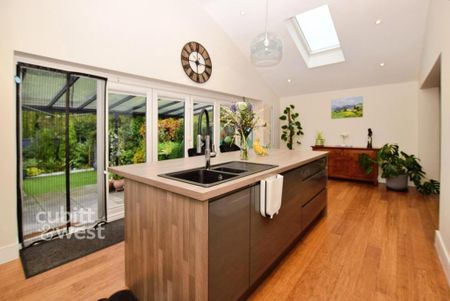 3 bedroom semi-detached bungalow to rent - Photo 4