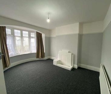 Sandhurst Drive Ilford, IG3 - Photo 2