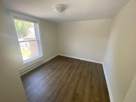 219 Montreal Street - Upper Unit, 2 bed, 1 bath - Photo 4