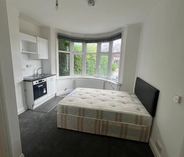 Studio Flat, Highfield Avenue, NW11 - Photo 1