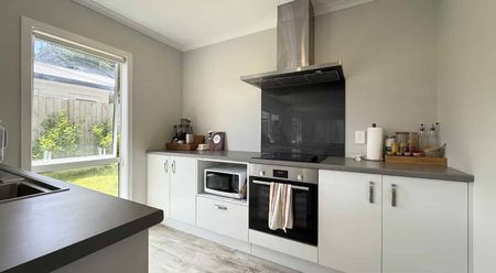 Modern 3-Bedroom House in Wainuiomata - Photo 5