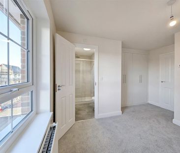 3 Bedroom House - Semi-Detached - Photo 3