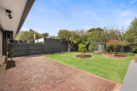 North-Facing Large Double Brick Family Home in a Prime Bayside Location - Photo 4